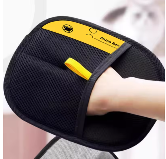 Grooming glove features